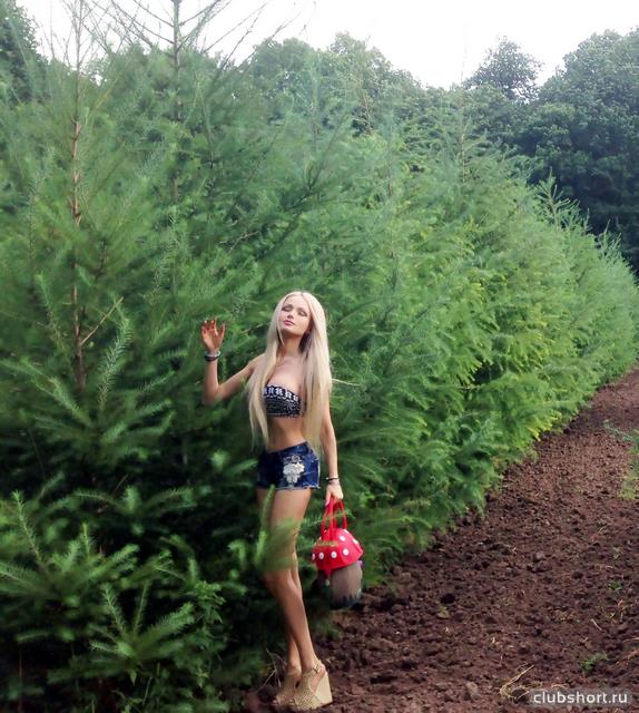 18318_valeria-lukyanova-v-shortah-11.jpg